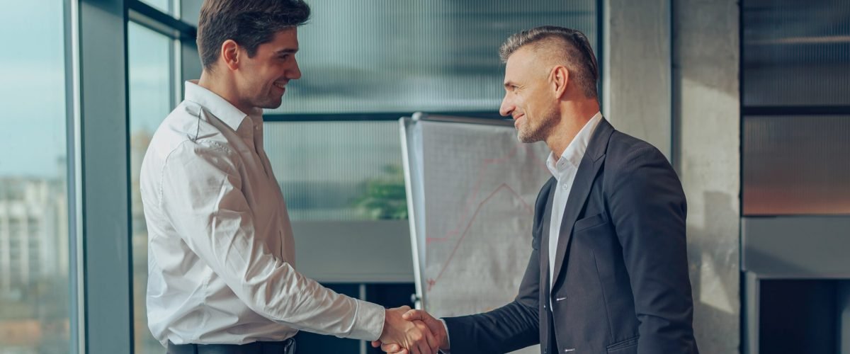 Twee mannen die de hand schudden voor business